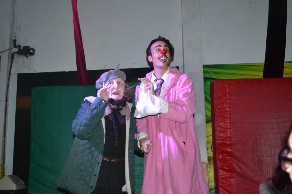 Jeruncio Company performing, photograph 7